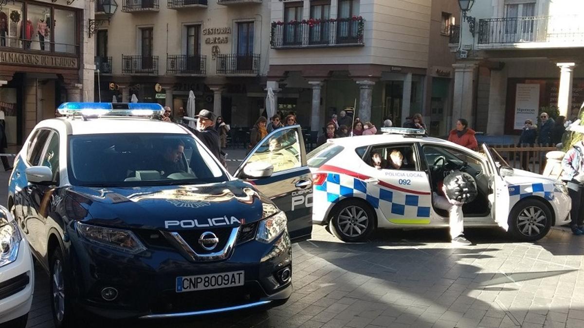 Coches de la Policía Local y Nacional en la plaza del Torico de Teruel