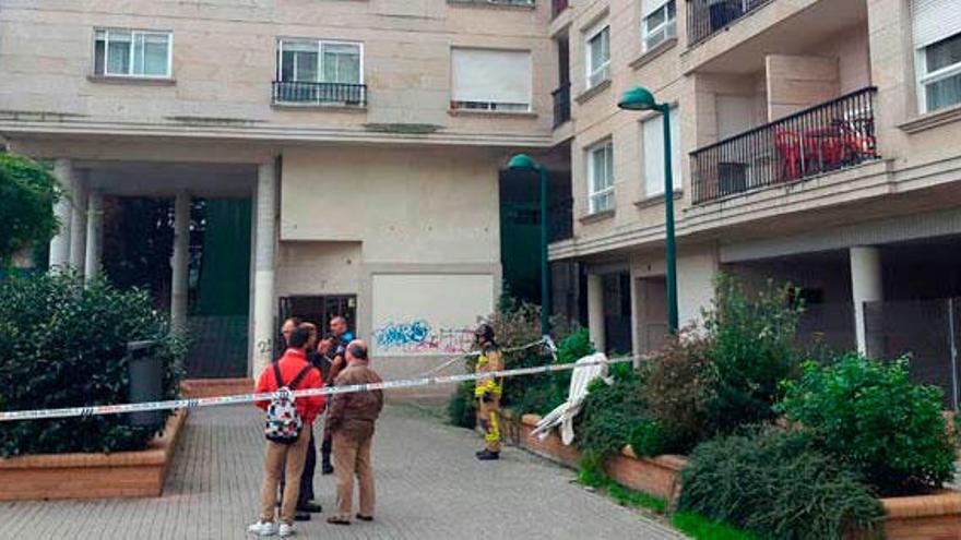 Una explosión en una vivienda en el barrio vigués de O Calvario deja a una pareja y a su bebé heridos