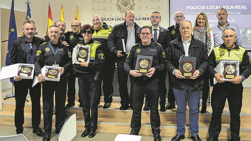 Vila-real homenajea a 10 policías por su jubilación