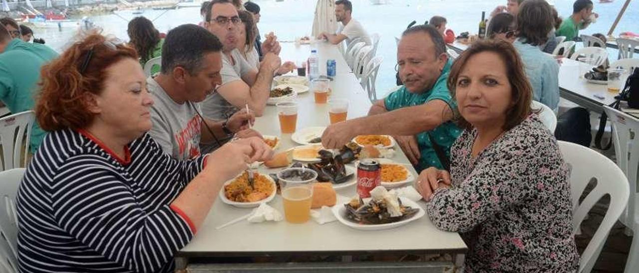 Comensales en la Festa Gastronómica do Mar de A Illa. // Noé Parga