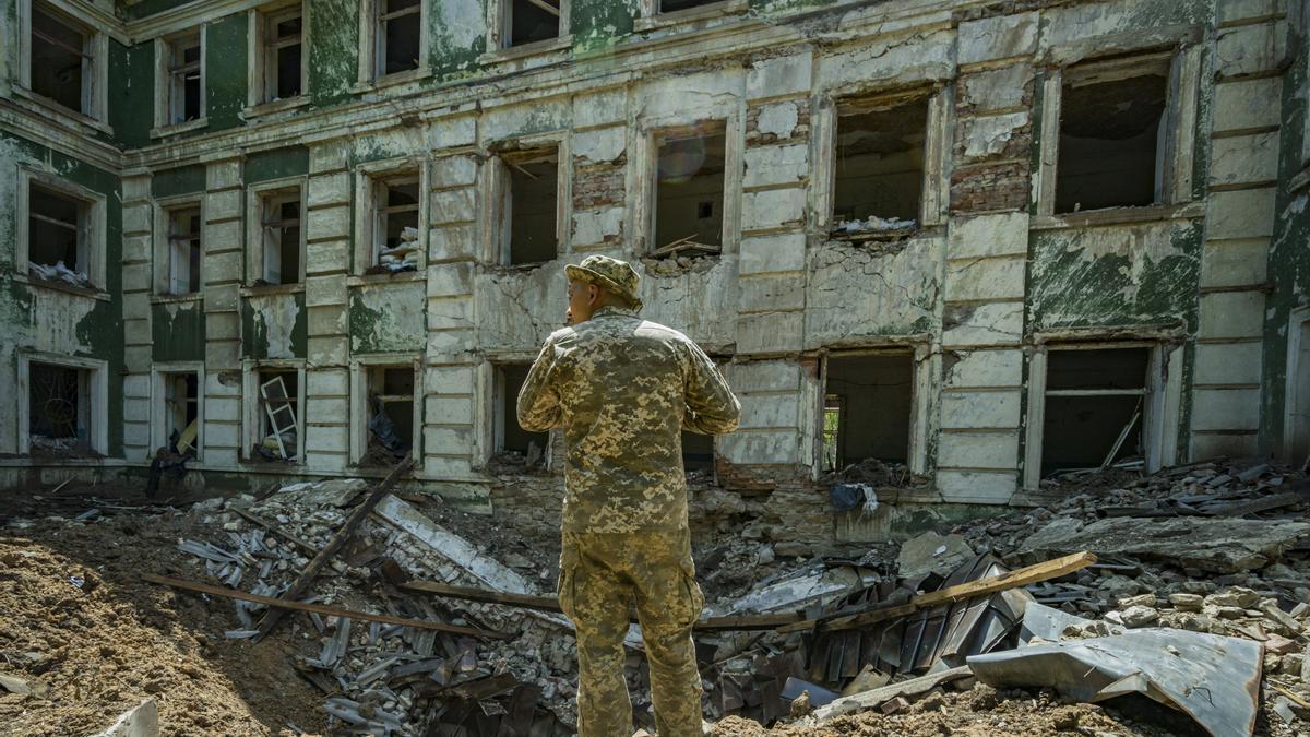 Un soldado mira el cráter que ha generado un misil ruso