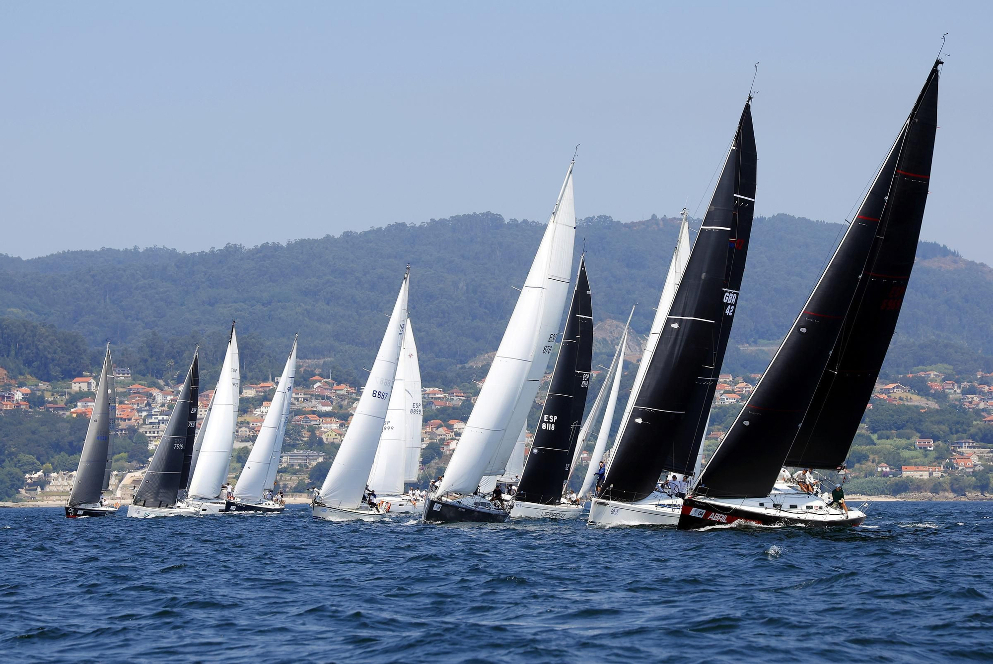 La decana de las regatas, la Rías Baixas, se echa a la mar con una fota de 50 barcos