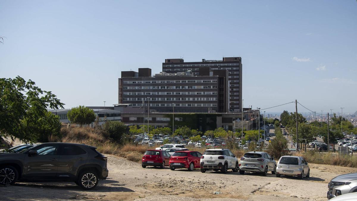 Cotxes estacionats en els camins que envolten el campus hospitalari de Can Ruti, a Badalona, el 10 d'agost de 2026