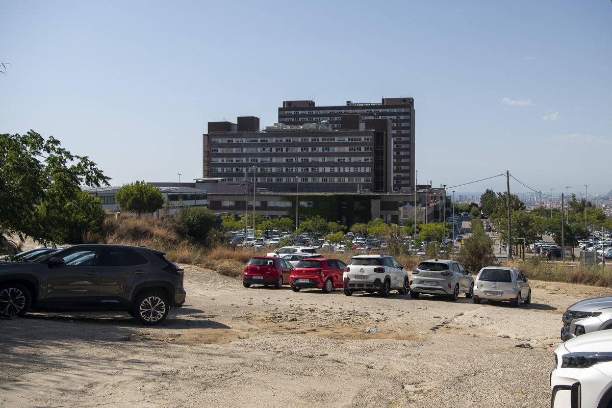 Coches estacionados en los caminos que rodean el campus hospitalario de Can Ruti, en Badalona, el 10 de agosto de 2026