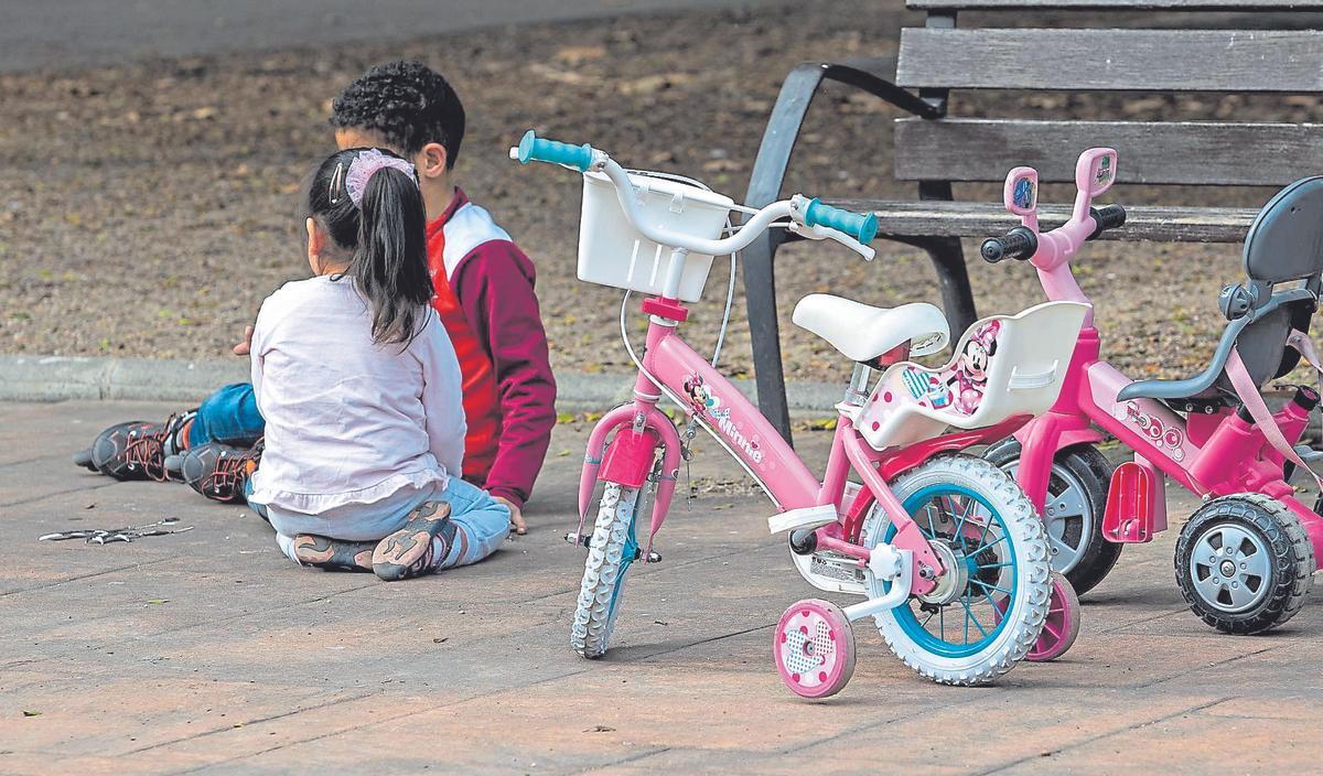 Los expertos reivindican que se potencien los juegos de los menores en los parques para reducir el consumo de tecnología que dañe la vista.