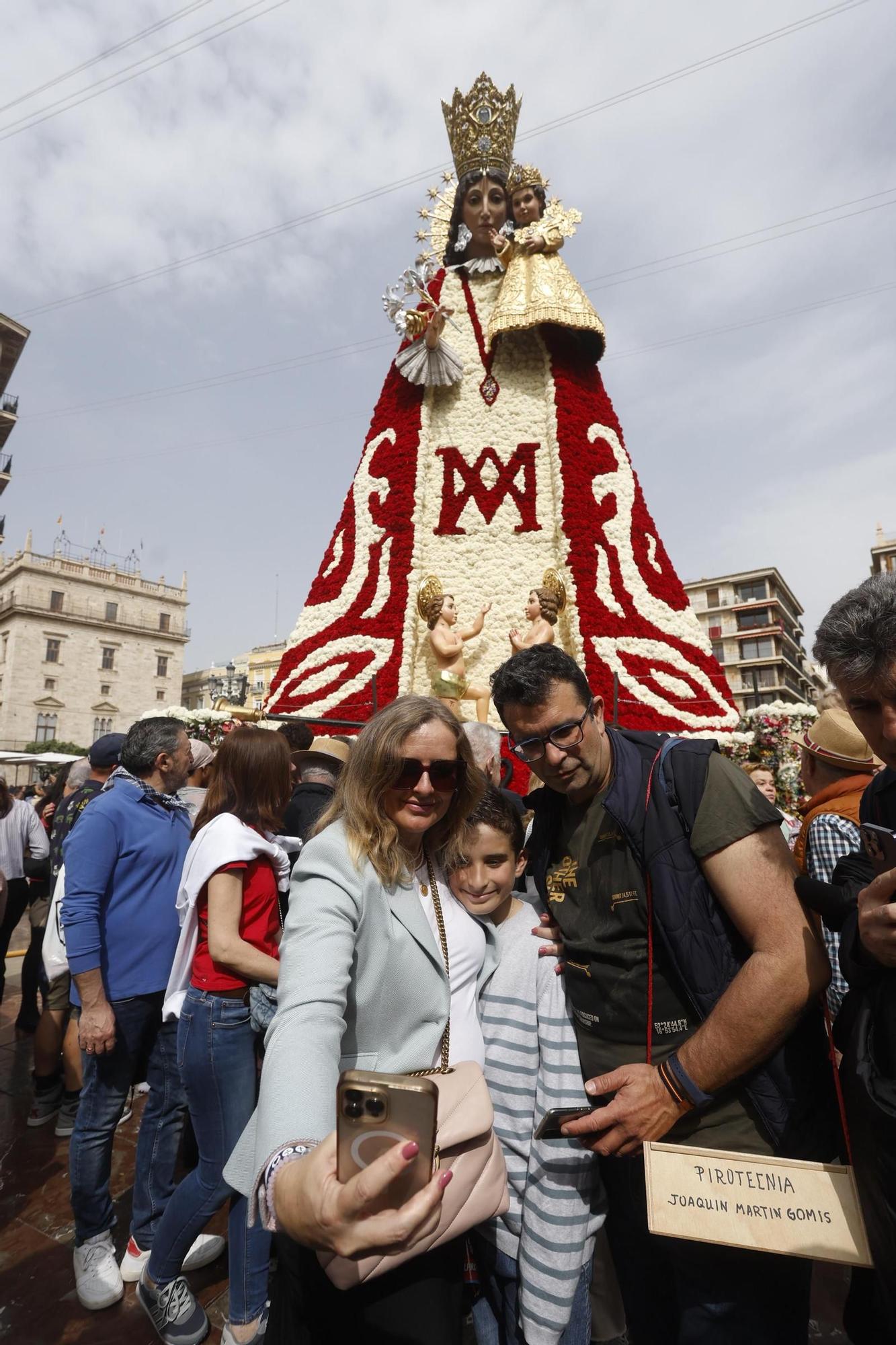 Cientos de personas acuden a ver el manto de la Virgen