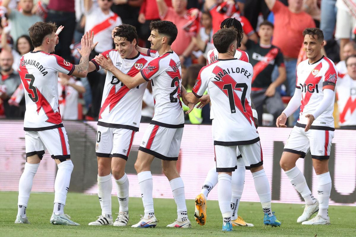 Un gol de Sergio Camello a los 28 minutos permite al Rayo ganar al descanso al Villarreal (1-0) en el partido correspondiente a la jornada 37 de LaLiga EA Sports que se disputa en el Estadio de Vallecas. EFE/Victor Lerena. (Rayo Vallecano) (Villarreal) sustituye texto