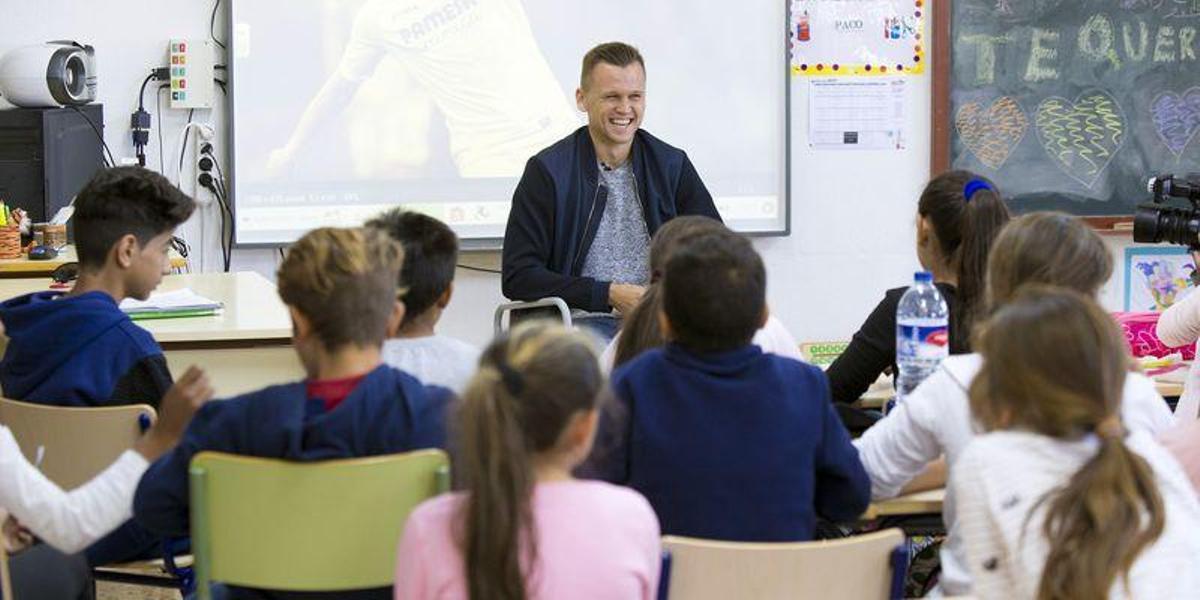 Cheryshev vuelve a las aulas en el CEIP Carlos Celma de Castellón