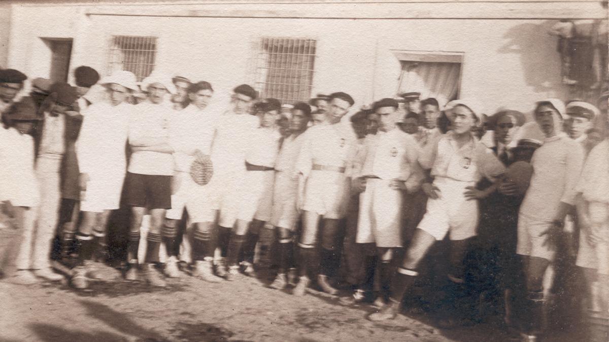 13 de agosto de 1911. En la plaza de Oriente de Torrevieja, el equipo del Murcia FC momentos antes de comenzar el partido contra el Torrevieja FC