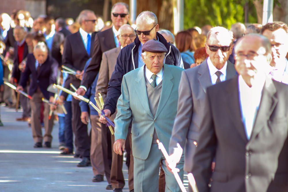 La imagen de San Vicente portada a hombros exclusivamente por varones salió en procesión por las calles de Callosa de Segura, como es tradición cada segundo lunes de Pascua