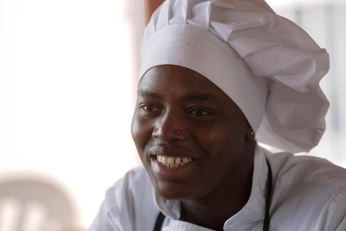 Fati prepara la comida para los centros de menores de Palma de la Fundació Natzaret.
