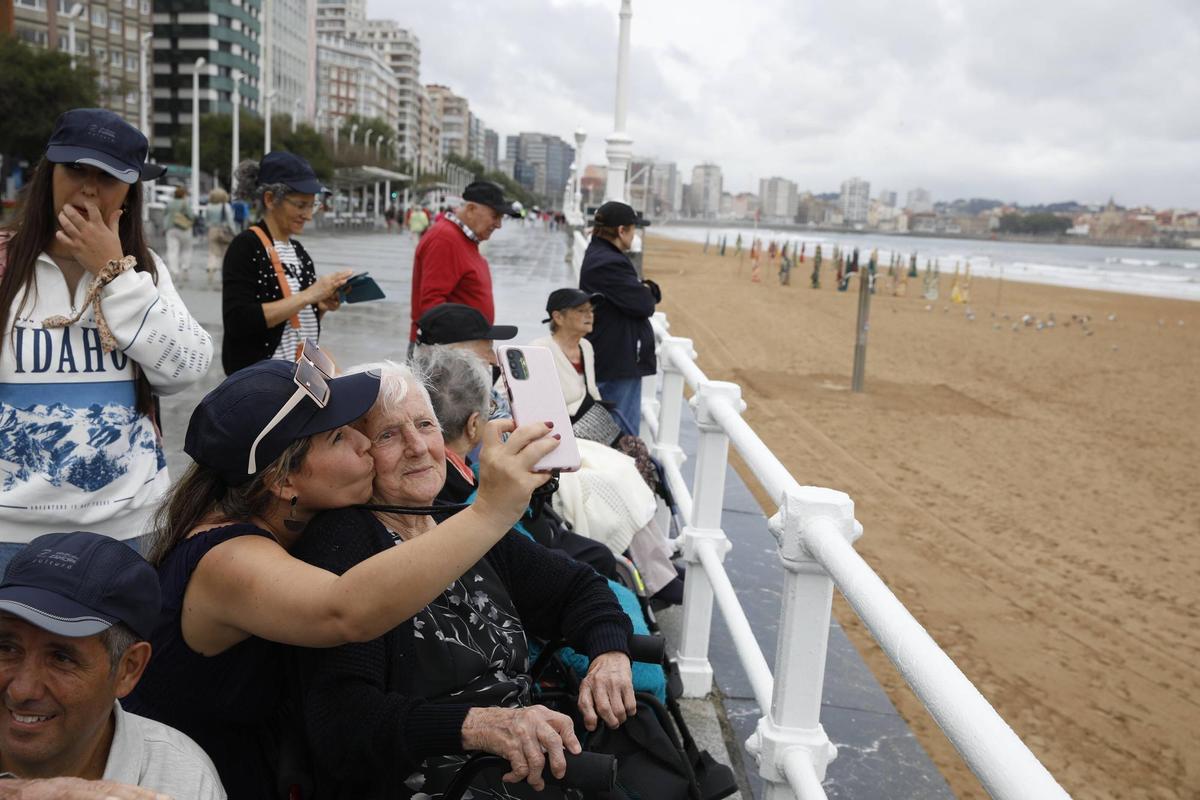 Mayores de la residencia de ancianos de Peleas de Abajo ven por primera vez el mar en Gijón