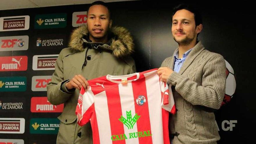 Evuy posa con la camiseta del Zamora CF junto a Manuel Álvarez en su presentación.