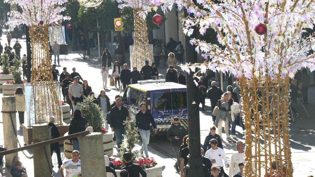 Agentes de la Policía Local de Sevilla de servicio tras activase el Plan de Emergencia Nivel 1