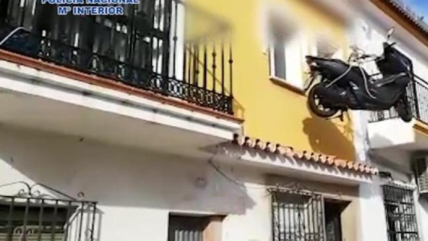 Hallan una moto robada en Málaga en una azotea de una casa