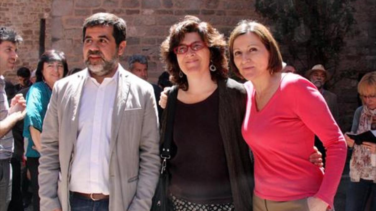 Jordi Sànchez y Liz Castro, junto a la expresidenta de la ANC Carme Forcadell.