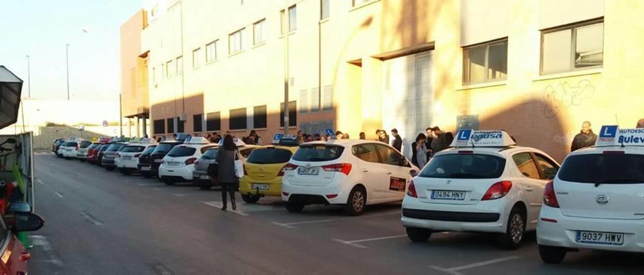 Cerca de 30 coches de autoescuelas aguardaron ayer dos horas en Alicante para saber si sus alumnos podrían acceder a la prueba de circulación.