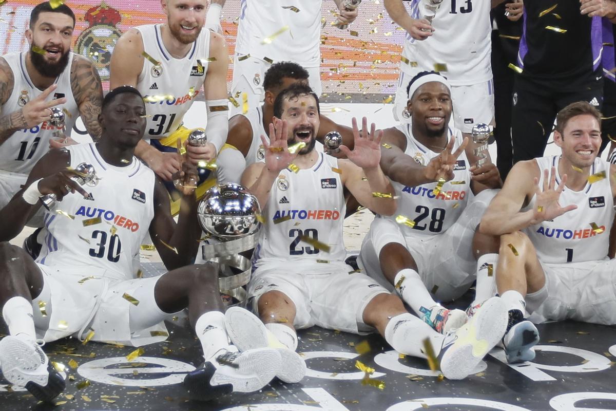 SEVILLA, 25/09/2022.- Los jugadores del Real Madrid posan con el trofeo tras su victoria ante el Barcelona, al término de la final de la Supercopa de baloncesto disputada este domingo en el pabellón de San Pablo, en Sevilla. EFE/Jose Manuel Vidal