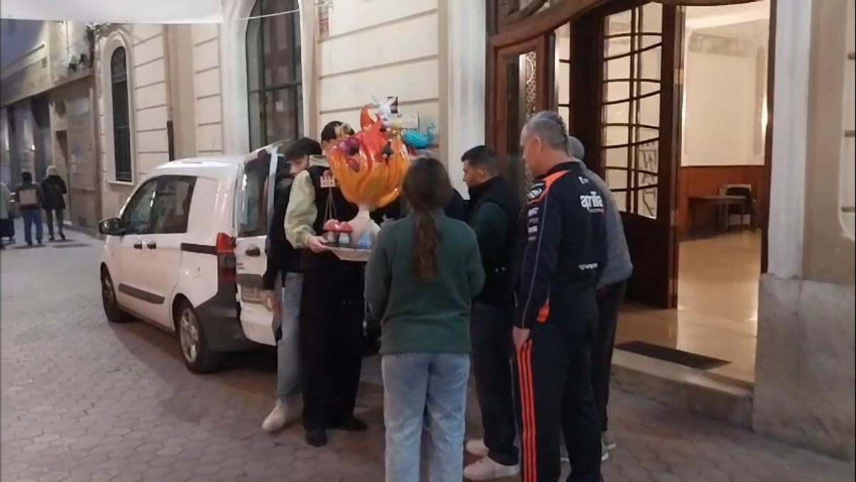 Los primeros "ninots" llegan a la exposición de Alzira