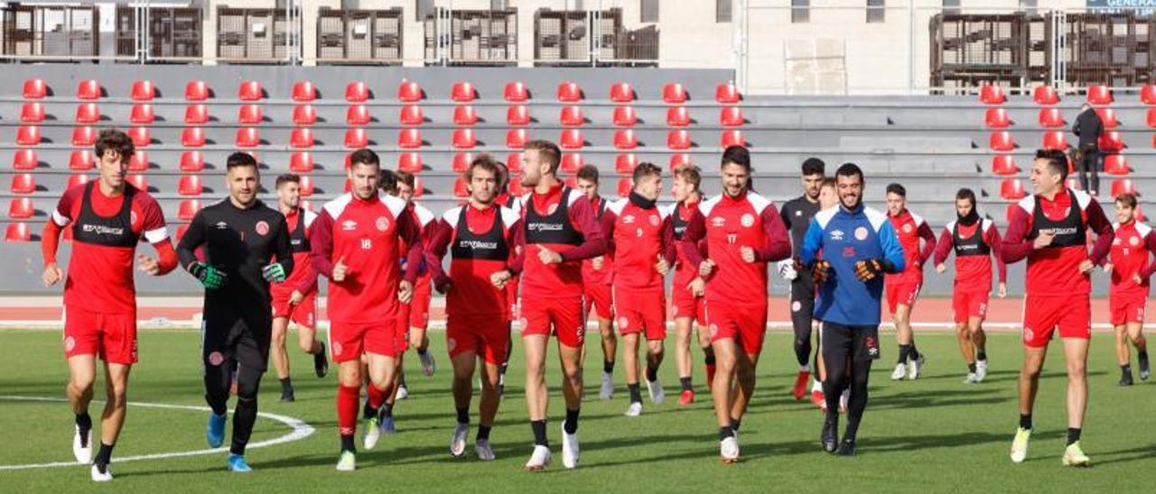 La plantilla del CD Ibiza, ayer entrenando en Can Misses-3, donde hoy debutará en la Copa. | JUAN A. RIERA