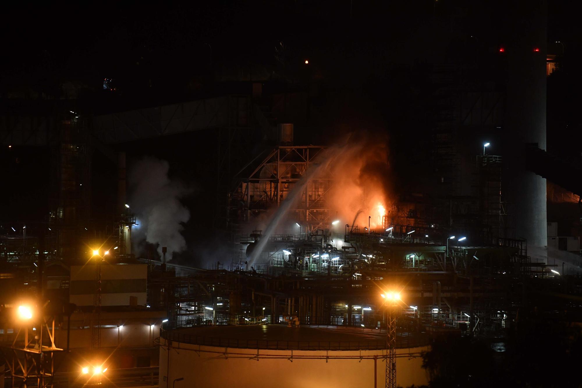 Fuego en la refinería de A Coruña