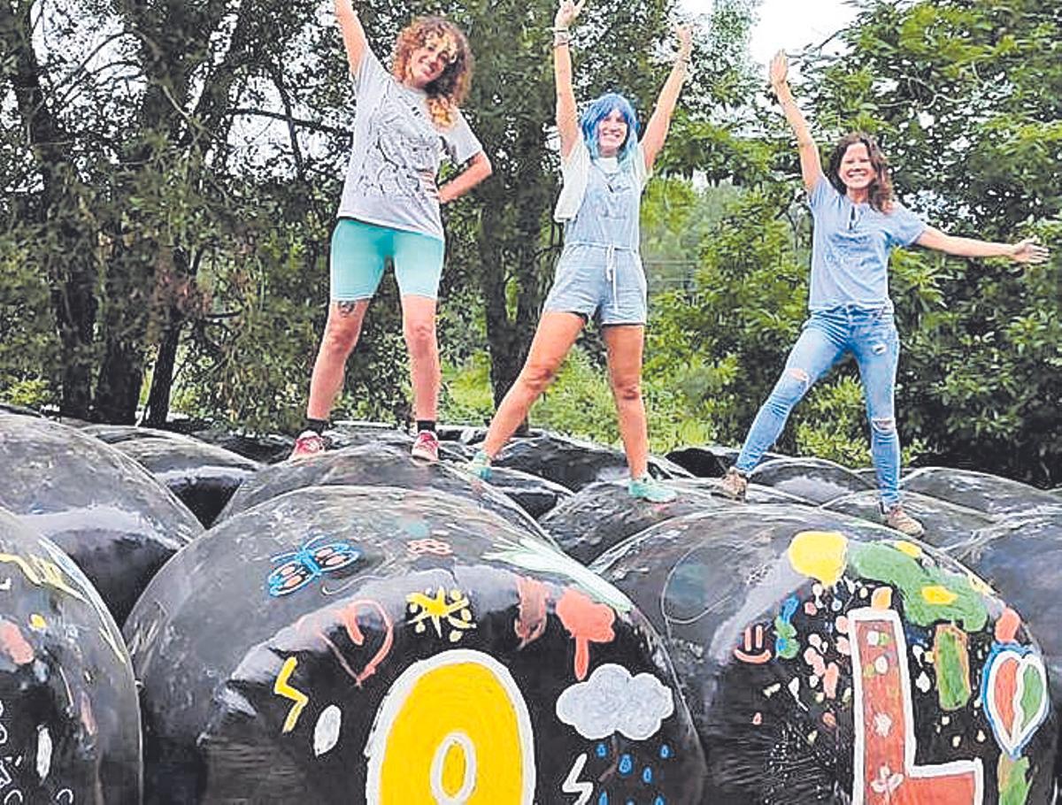 Tres vecinas disfrutan sobre las bolas.