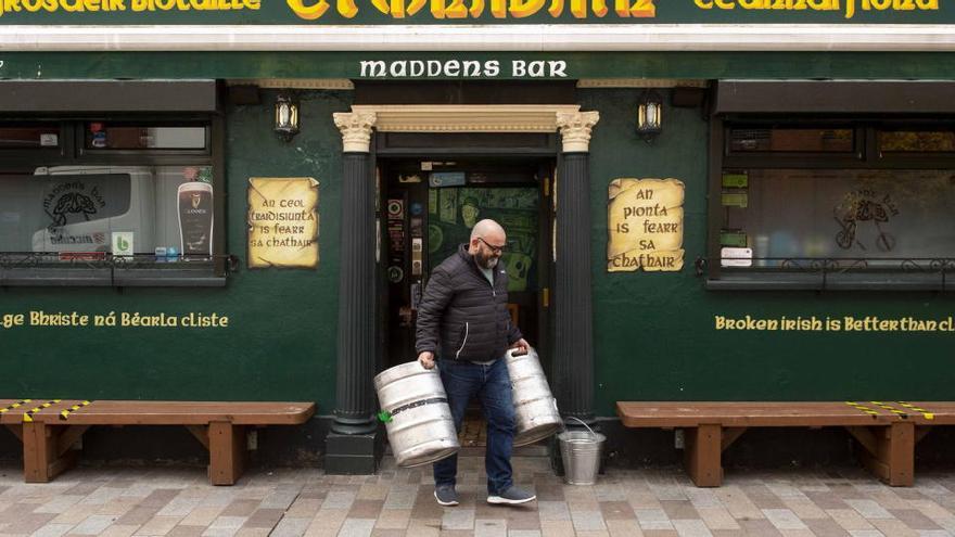 Un hostelero en un bar de Belfast.