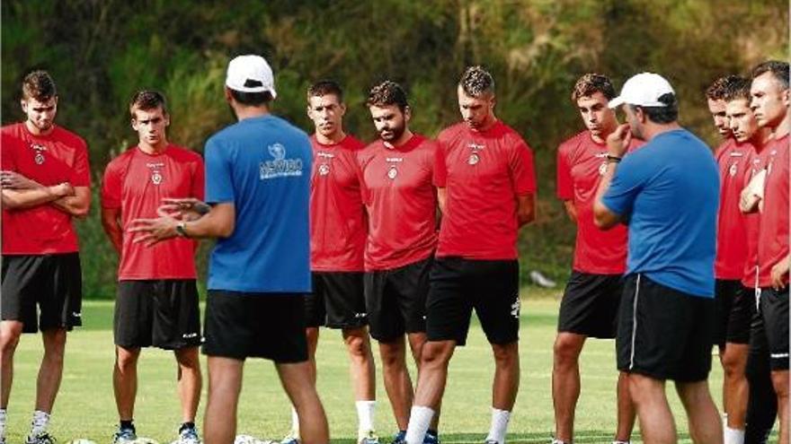 Pablo Machín, d&#039;esquena, donant instruccions als seus jugadors en un entrenament al camp annex de Montilivi.