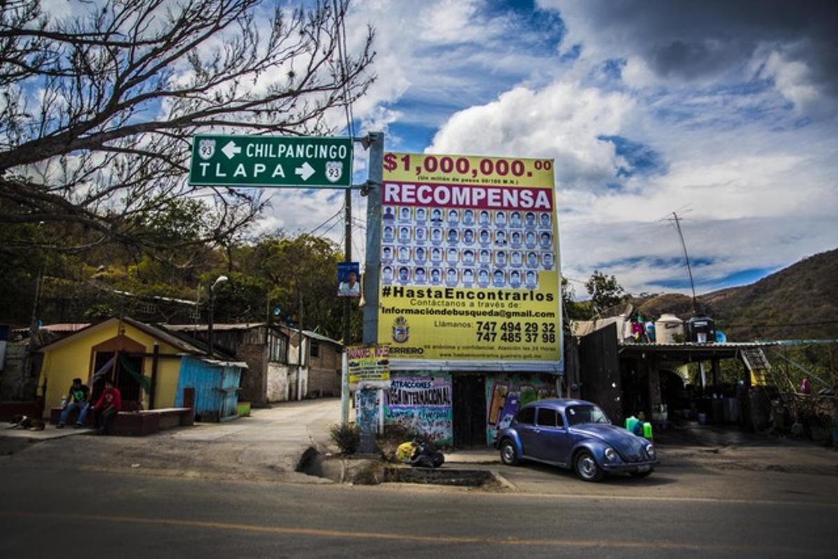 En todas las entradas de las ciudades de Tixtla ,Chilpancingo e Iguala carteles como este denuncian la desaparición de los 43 estudiantes.