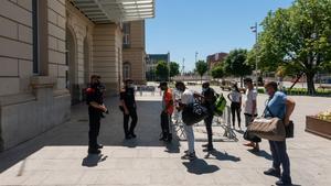 Controles de acceso y salida en la estación de alta velocidad de Lleida, este domingo.