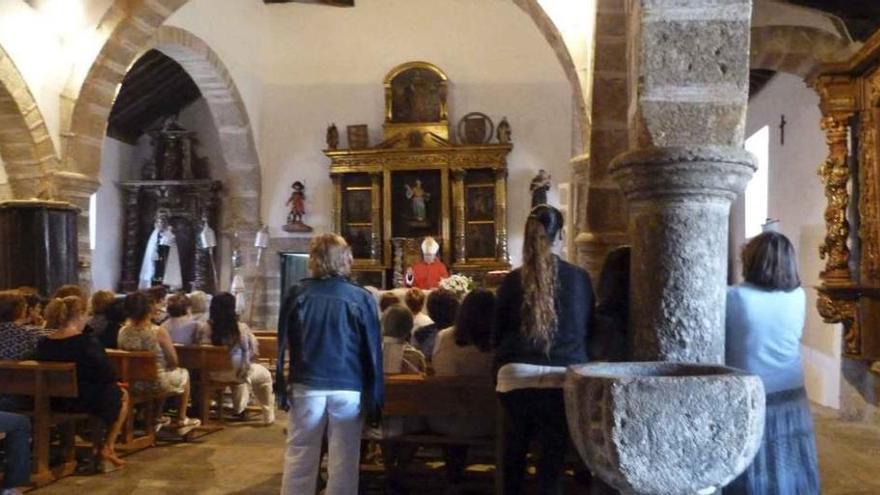 El obispo Juan Antonio Menéndez oficia los actos religiosos en la iglesia de Valparaíso.