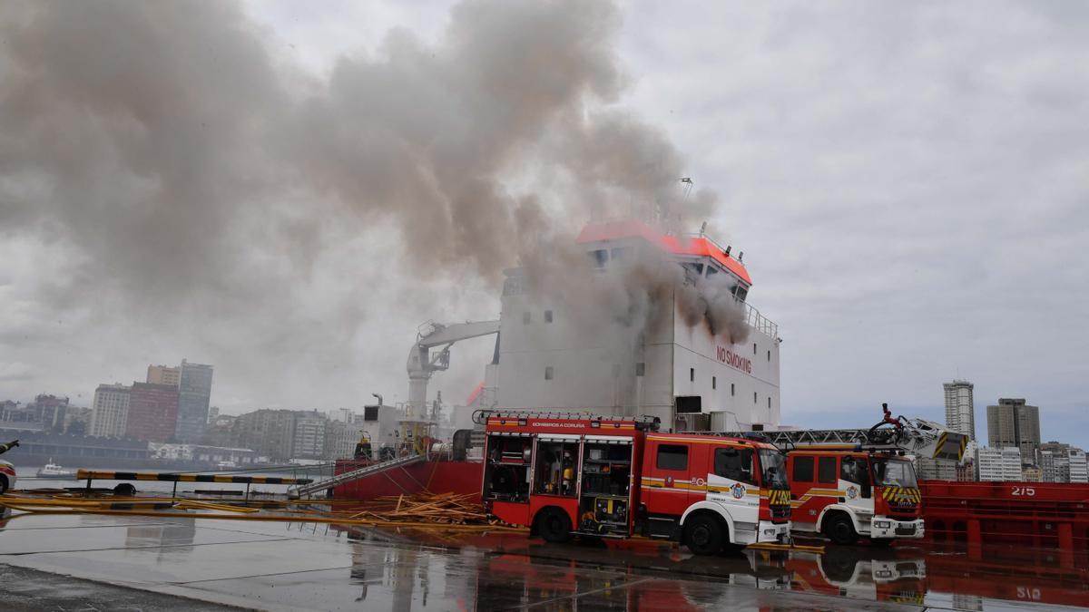 Incendio en un carguero en el puerto de A Coruña.