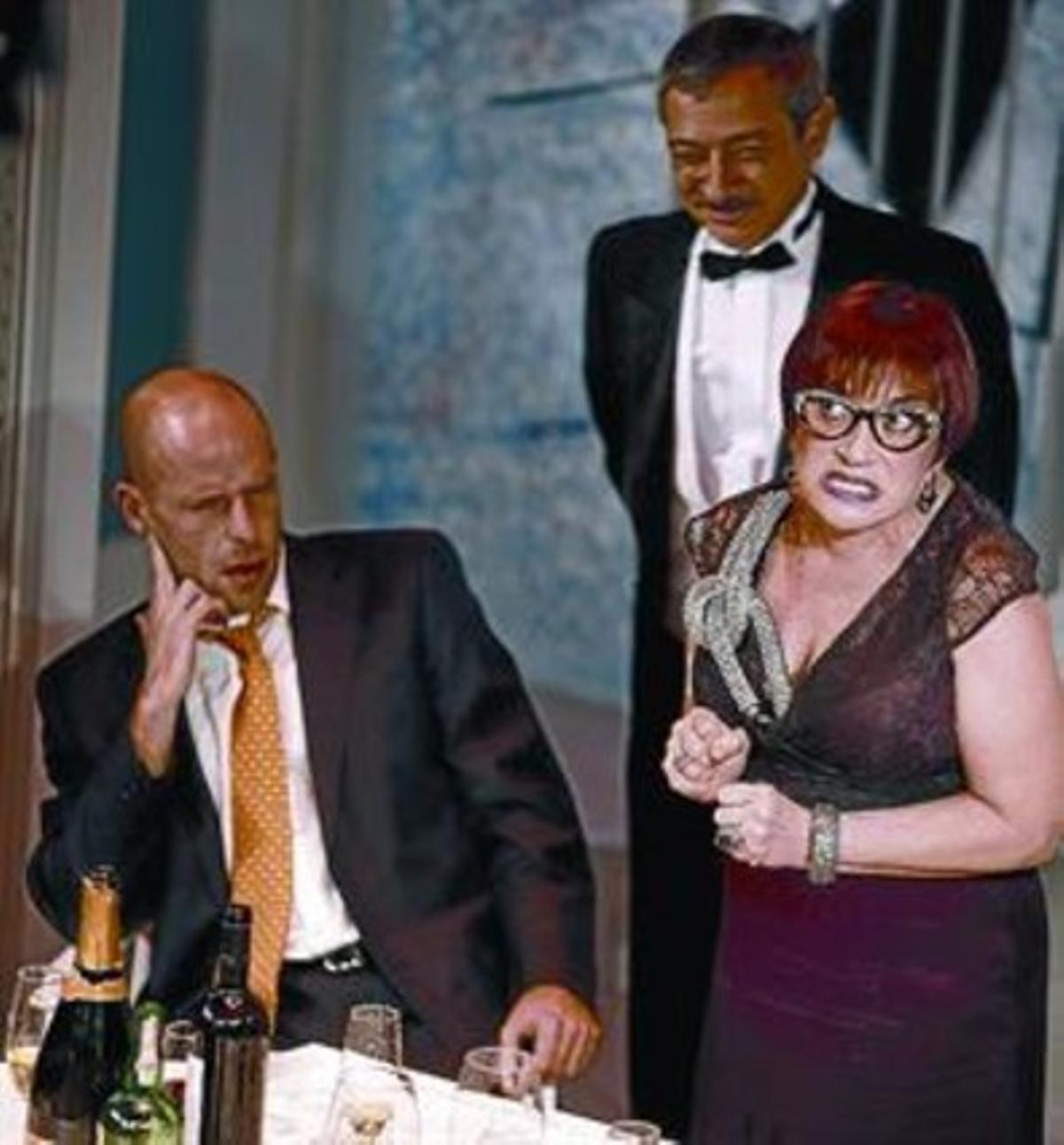 Eduard Farelo (assegut), Boris Ruiz i Àngels Moll, en una escena. Eduard Farelo (assegut), Boris Ruiz i Àngels Moll, en una escena.
