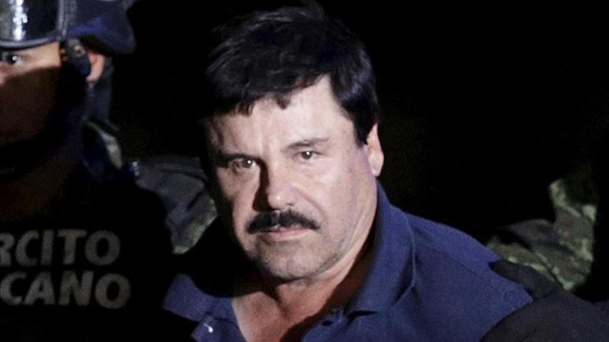 Joaquín 'El Chapo' Guzmán conducido por soldados a la oficina del fiscal general de México, el pasado 8 de enero.