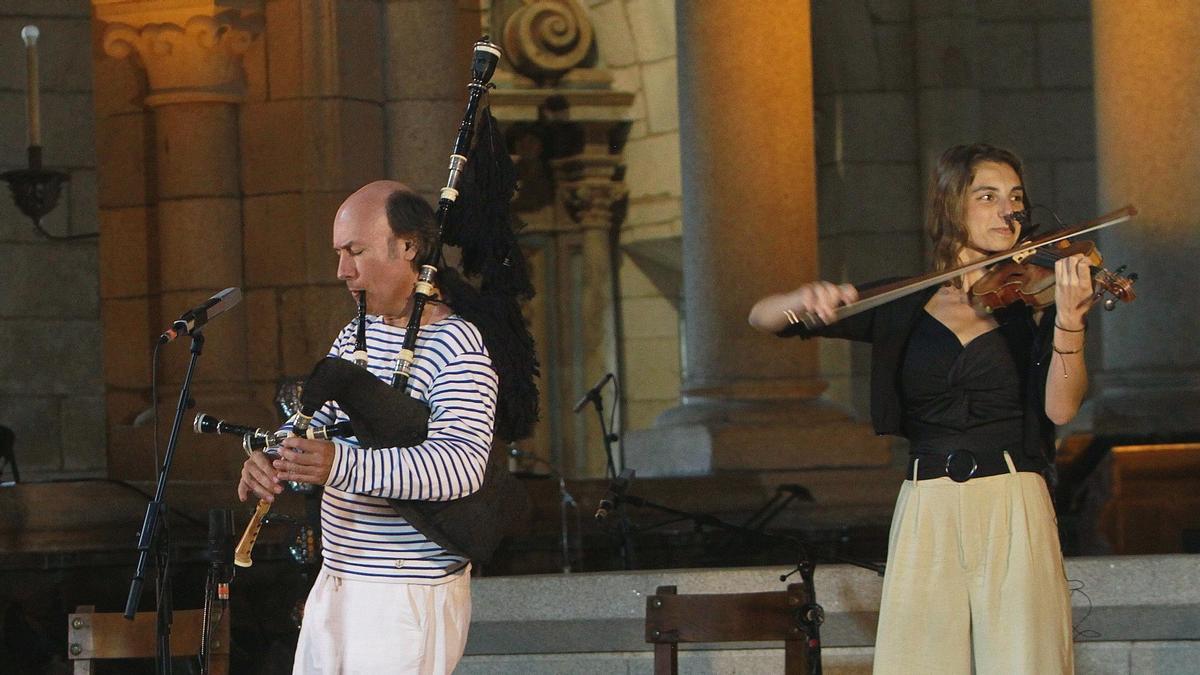 Concierto de Carlos Núñez en 2025 en Oseira. Regresa al monasterio de Cea con un concierto el 26 de julio.