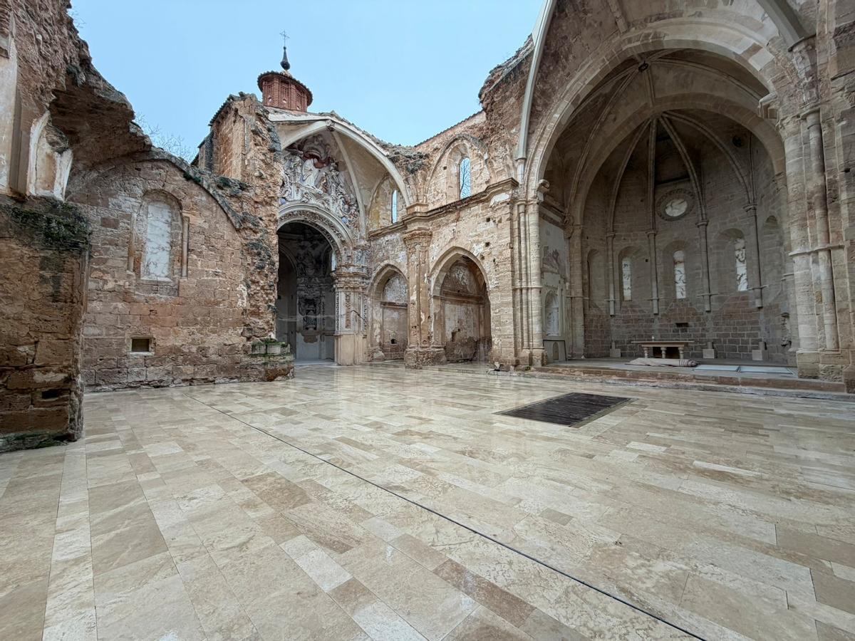El pavimento de la iglesia, reformado.