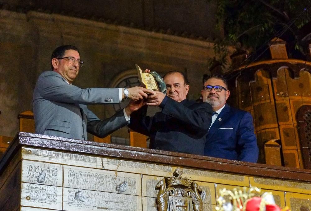 El general Francisco Grau abre las fiestas dirigiendo a los 700 músicos de las 12 bandas que interpretan el pasodoble «Petrel»