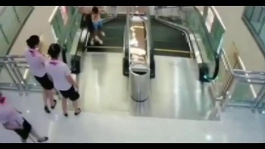 Una mujer muere "tragada" por unas escaleras mecánicas en China