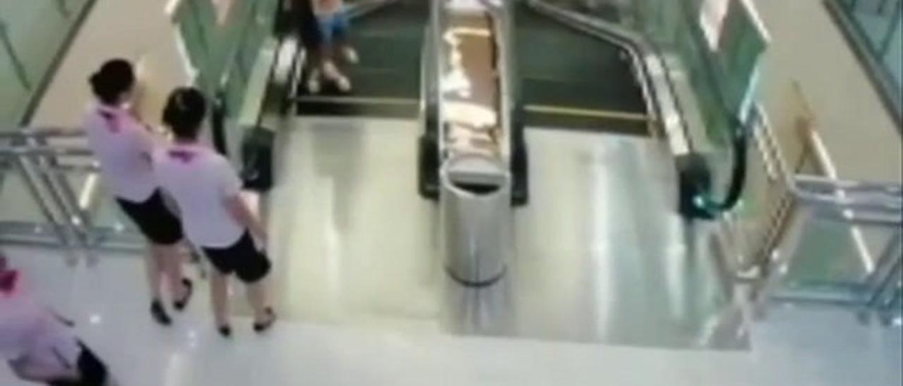 Una mujer muere "tragada" por unas escaleras mecánicas en China