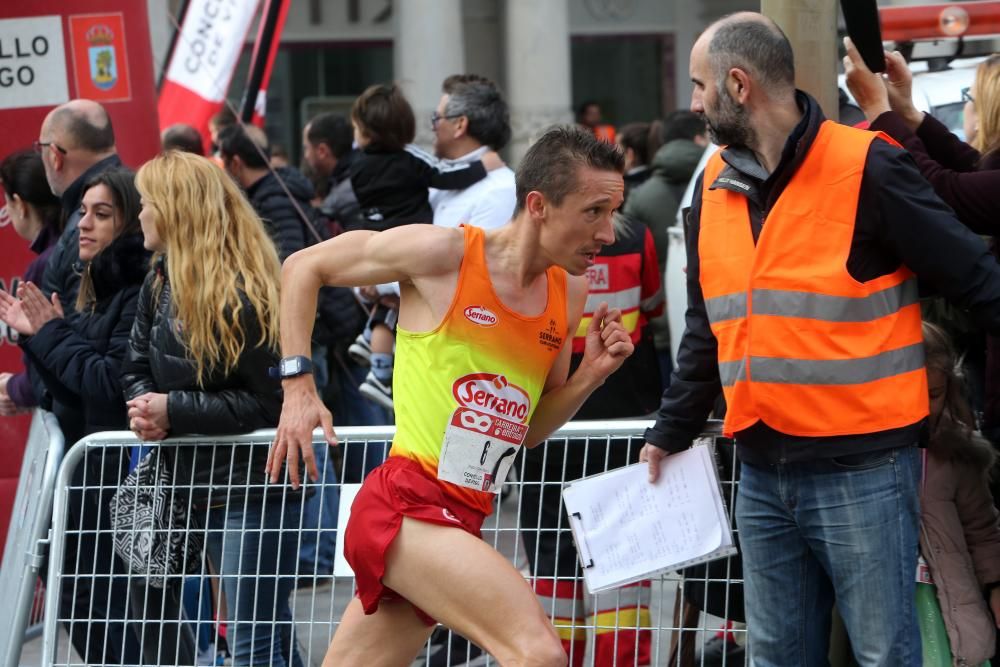 Los corredores Nuno Costa y Ester Navarrete vencen en la V Carrera Popular do Entroido, en la que medio millar de personas sudaron dentro de sus disfraces.