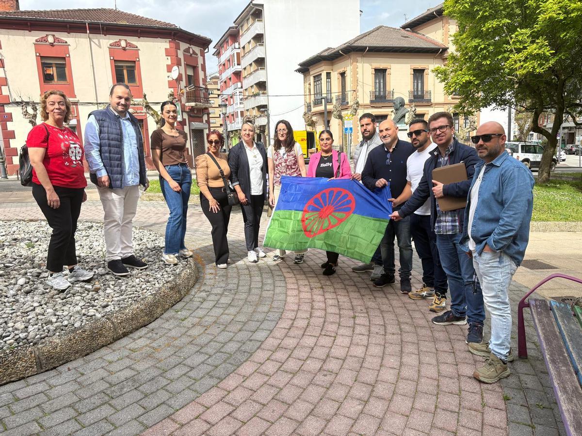 Miembros de la asociación "Semilla 8 de abril" y de la corporación de San Martín del Rey Aurelio, con la bandera gitana