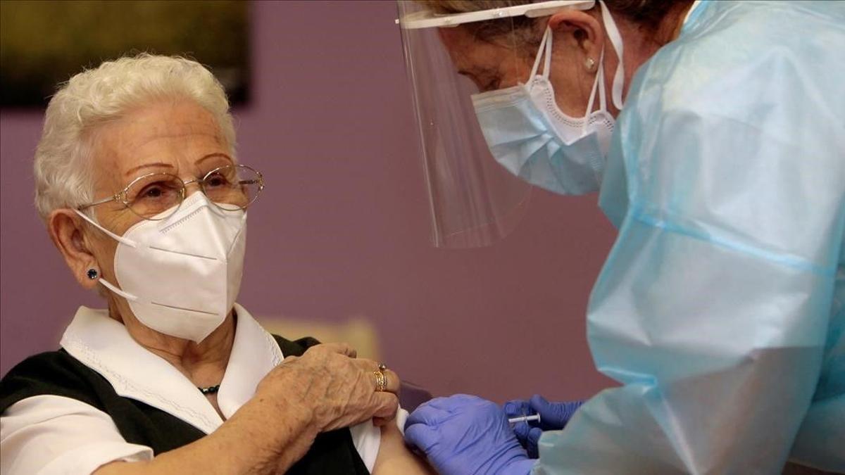 L’Araceli, de 96 anys, la primera persona vacunada a Espanya