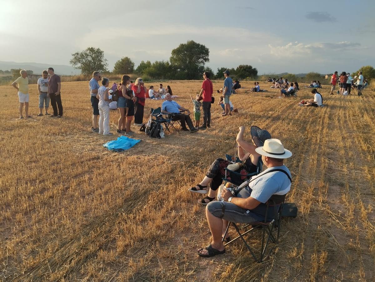 Nombrosos grups reunits en un camp a l'exterior de l'Agulla per seguir l'eclipsi