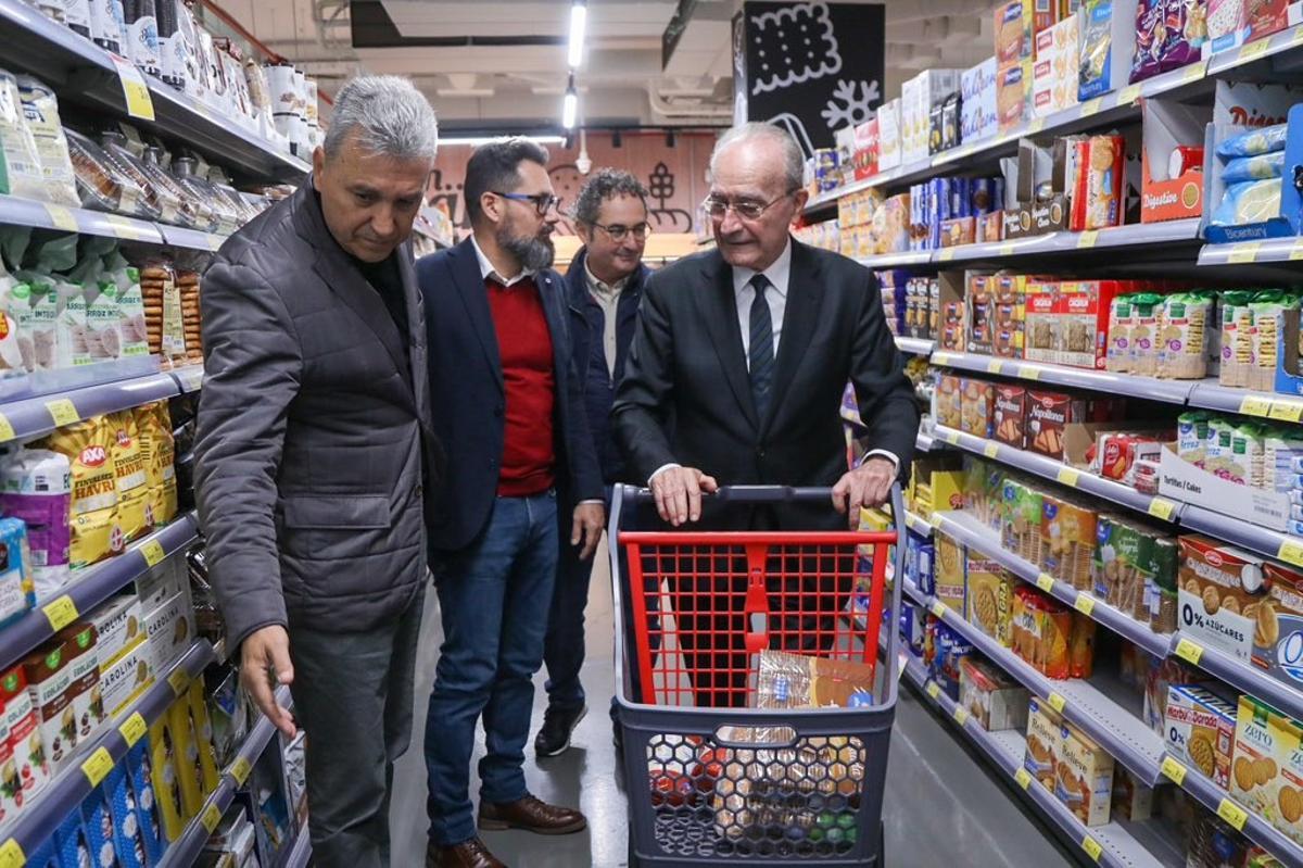 El alcalde, Francisco de la Torre, junto a los concejales Pomares y Cantos, y el gerente de Maskom y presidente de la Cámara de Comercio, Sergio Cuberos.