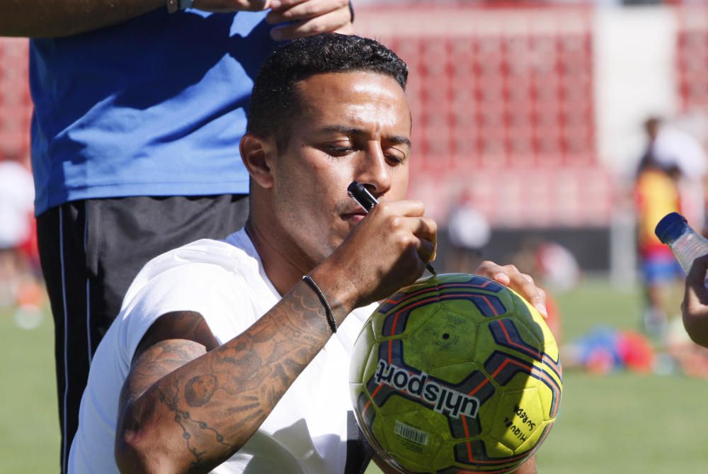 Thiago Alcántara visita el campus del Girona FC