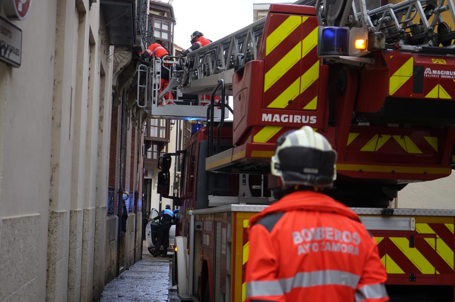 GALERÍA | Intervención de los bomberos por caída de cascotes en Zamora