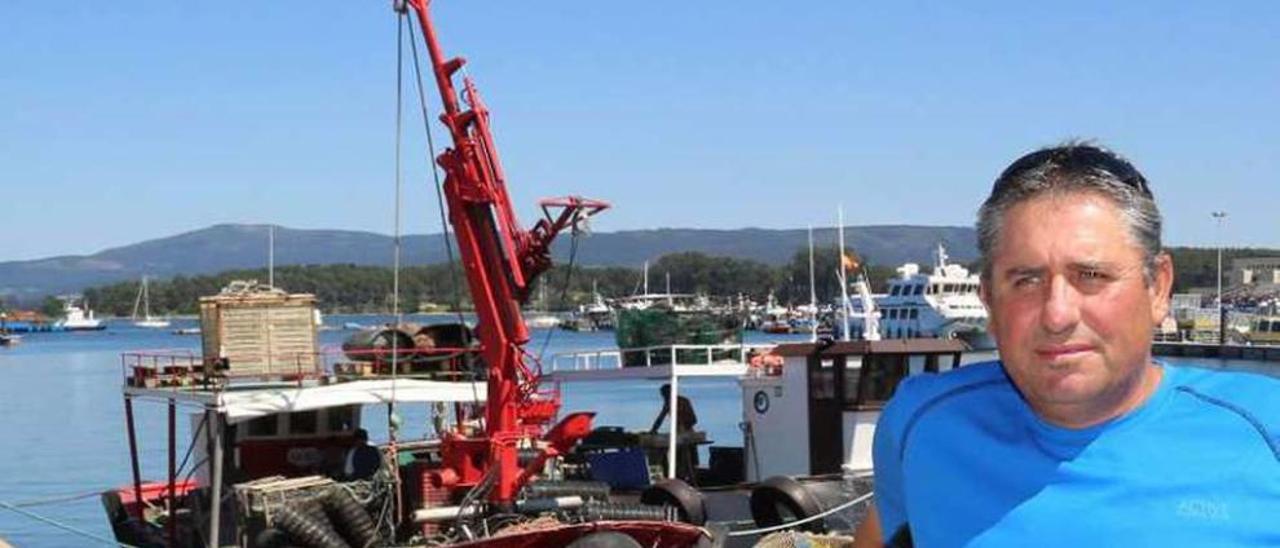 Moisés Otero, marinero con puerto base en O Grove, rodeado de nasas como las que van a usarse para la nécora. // Muñiz