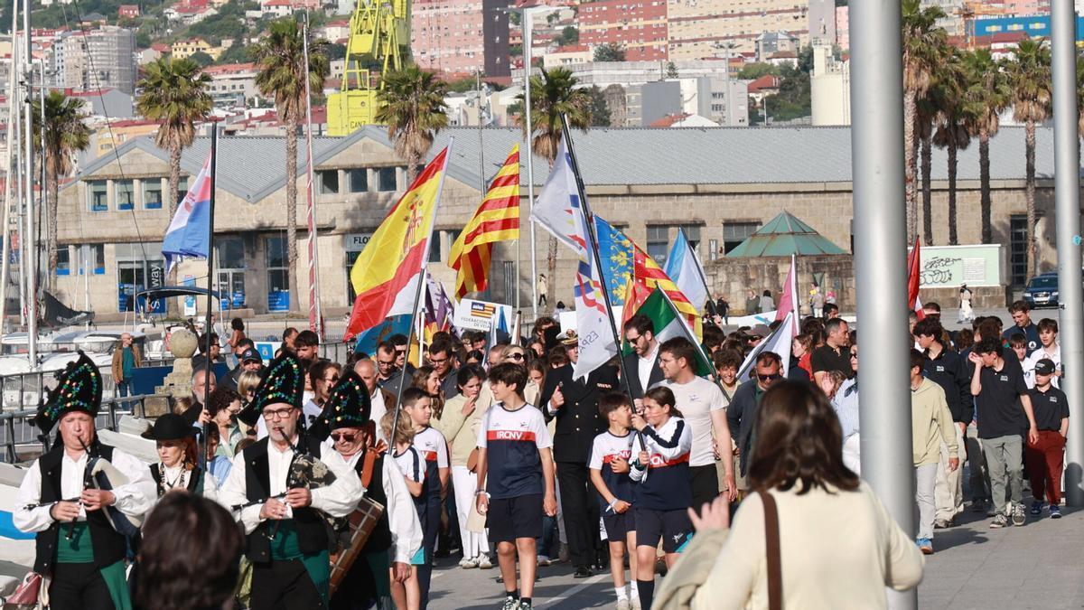 Desfile inaugural de la Copa de España de Optimist en el Náutico de Vigo