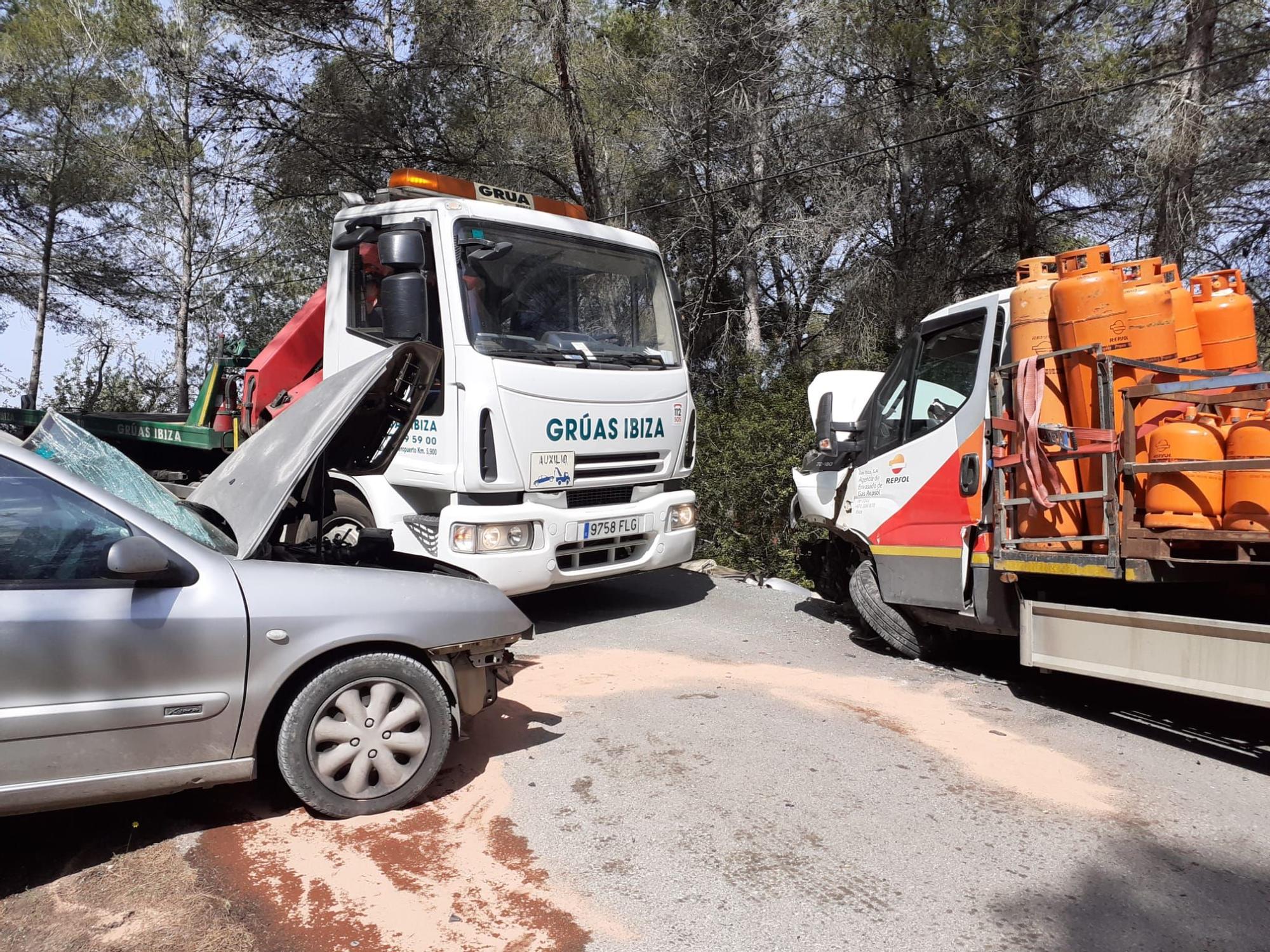 Violento choque frontal en Ibiza entre un camión cargado de butano y un turismo