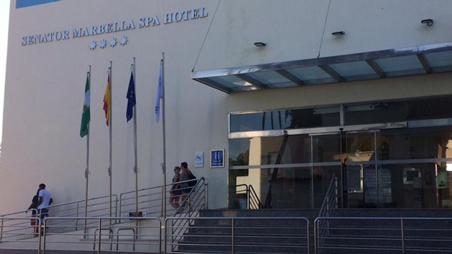 Turistas salen de un hotel de Marbella el pasado verano.